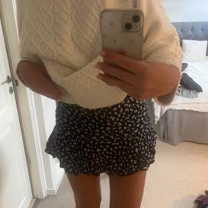 Svartvit mönstrad kjol från Zara med inbyggda shorts som är väldigt smidigt!😍