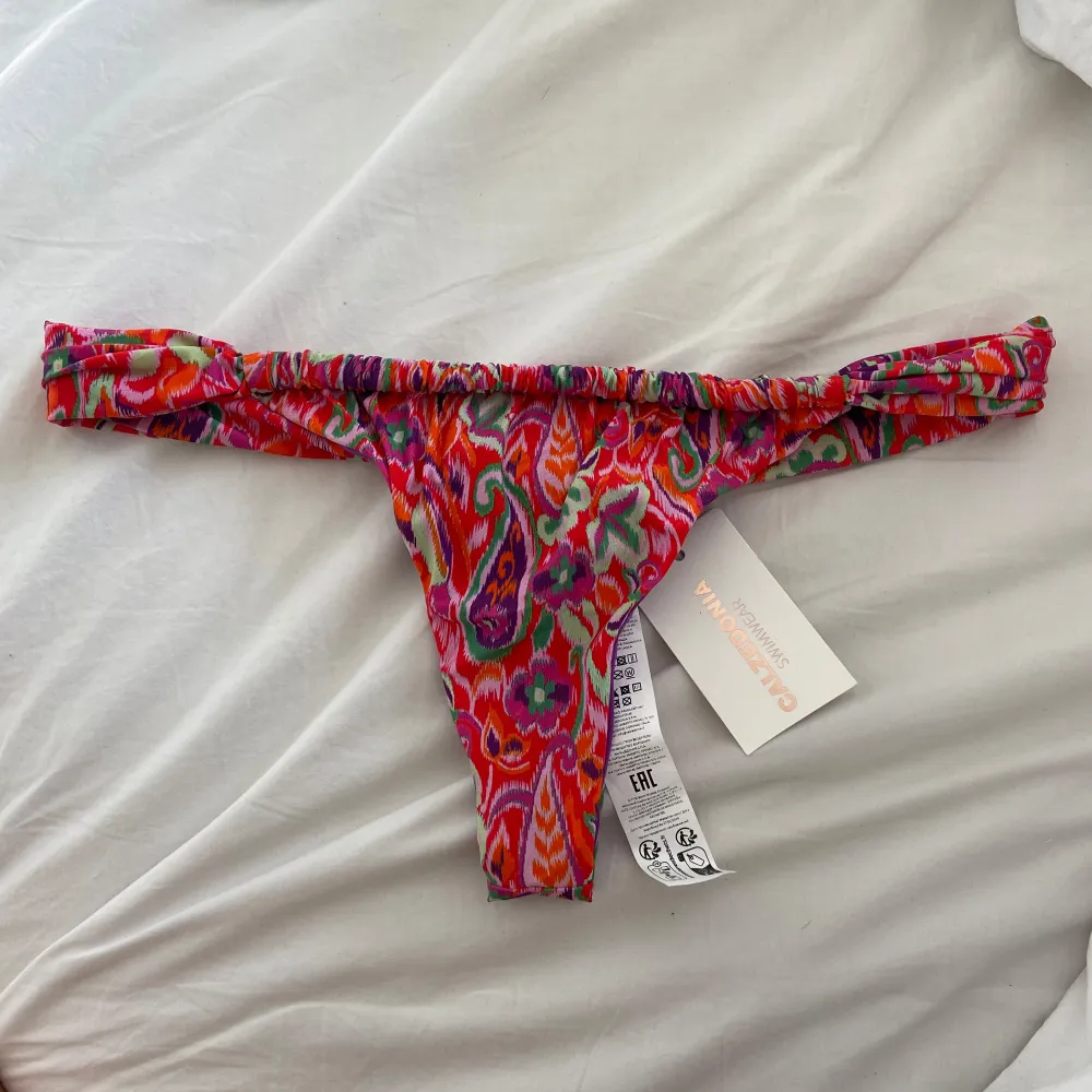 BARA DEN MÖNSTRADE UNDERDELEN KVAR! Helt oanvända bikinis ifrån calzedonia som ej säljs längre! 150kr styck 🙌 överdelarna är i stl M och den mönstrade underdelen S💓 . Toppar.