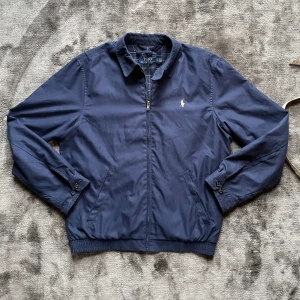 Ralph Lauren jacka - Säljer fet Ralph lauren harrington jacka i storlek S. Den är mörkblå och perfekt för hösten/våren. Självklart äkta. Har mått på bild 4 så slipper ni fråga privat 😊