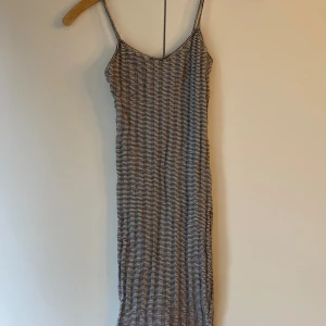 Midiklänning - Svartvit midiklänning från Pull & Bear. Bra skick, normal i storleken. Tajt passform och stretchbar.