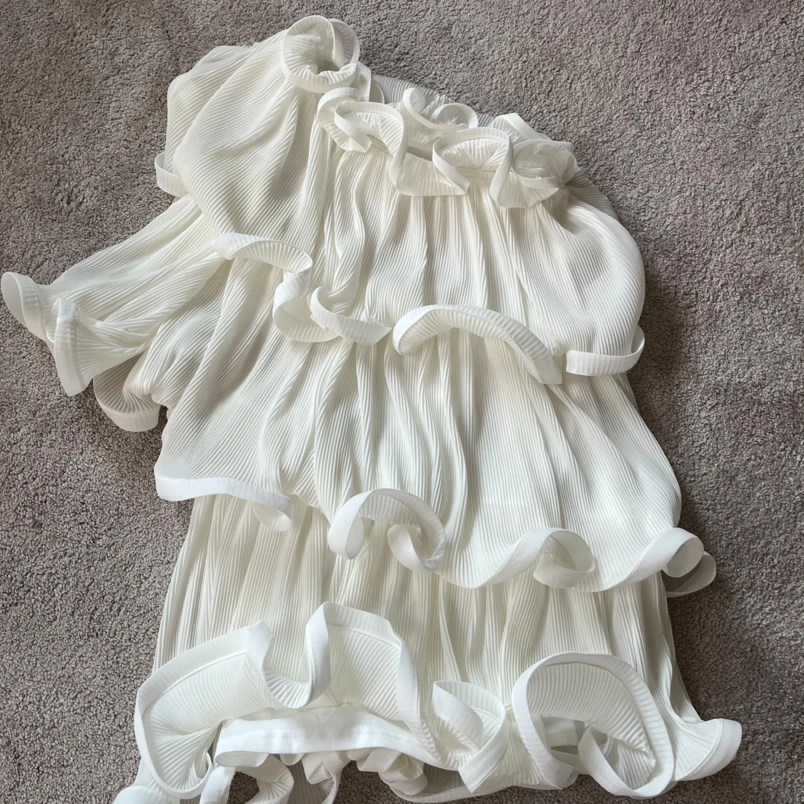 Vit klänning med volanger - 90