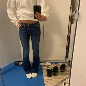 Jeans - Säljer mina favvo jeans. Storlek xs/34 och är i jätte bra skick. Inga slitningar längst ned. Mid-waist men man kan vika ned dom utan att det ser konstigt ut💕💕💕