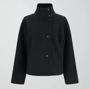 Höst jacka  - Säljer denna eftersom den endast är använd ett fåtal gånger, den är i nyskick. Storlek xs 