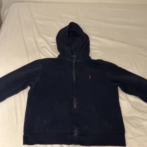 Ralph lauren zip hoodie - Säljer då den är för liten, Storlek 14-16, tröjan är i bra skick, nypris är runt 1000kr och säljer för 450 men kan gå ner i pris vid snabb affär. Dm om några frågor  