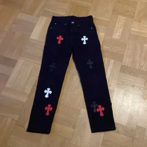 Chrome heart jeans  - Ett par jeans som e väldigt bra skick använd en eller två gånger.pris kan sänkas vid snabba försäljningar