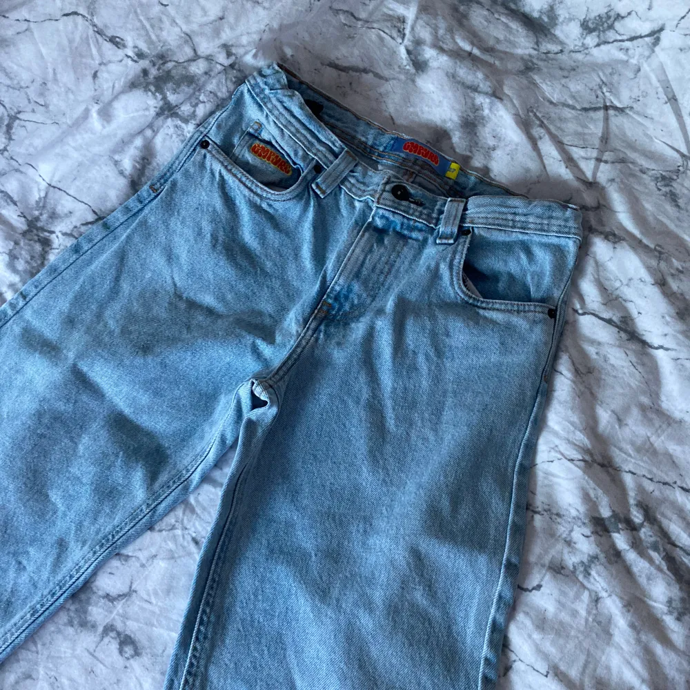 Säljer nu mina empyre jeans använda ca 4 ggr. Köpta på blue tomato.  Skick 10/10, inga fläckar eller defekter. Nypris: 800:- Baggy/loose fit. Strl 27 men passar upp till 29. Jeans & Byxor.