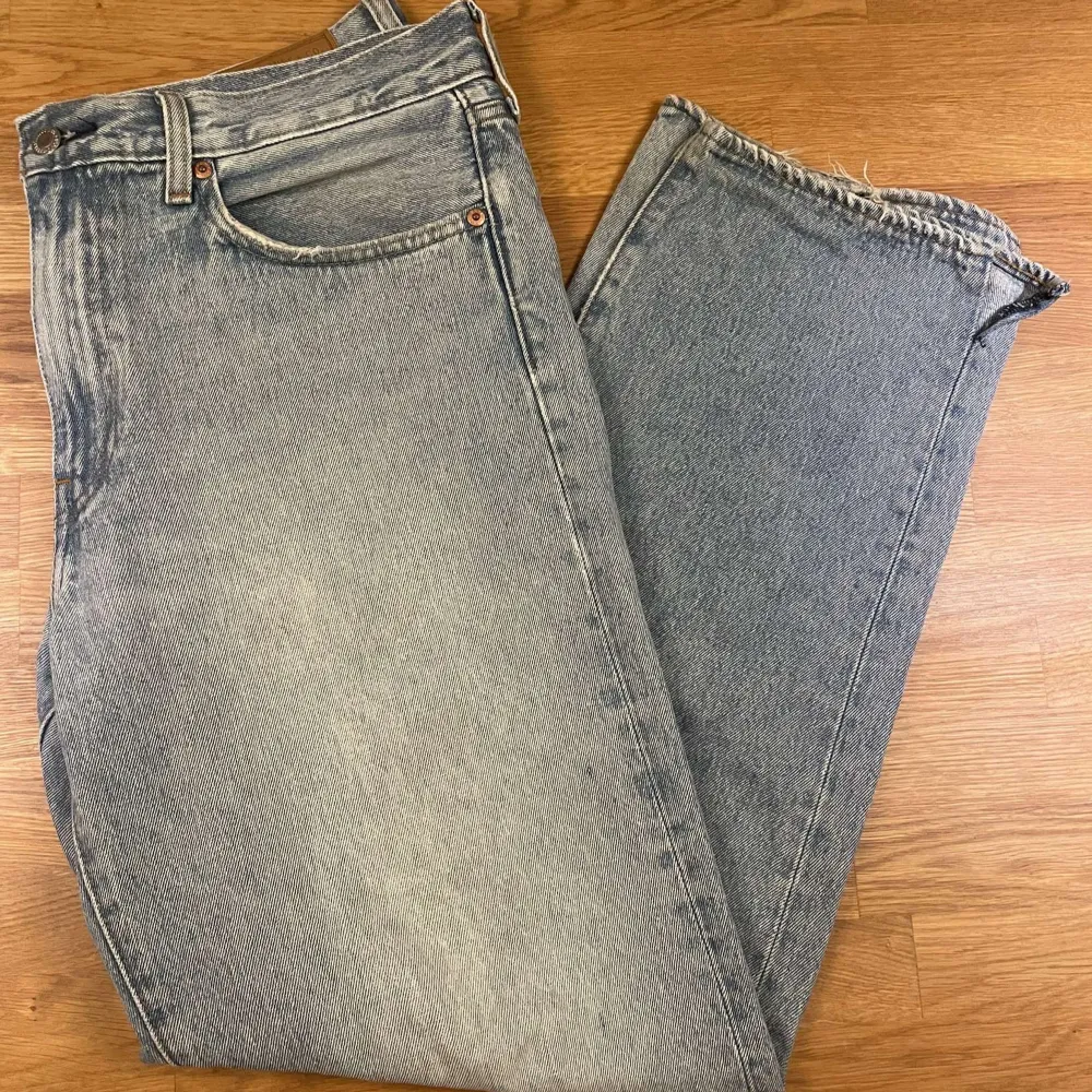 Säljer ett par Levi’s jeans , storlek 32/32 då dom inte kommer till användning! Passar mig som är 183 och väger 76 kg. . Jeans & Byxor.