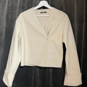 Kappa Gina Tricot  - Säljer denna superfina kappa/jacka som är helt slutsåld ifrån Gina!! Använd typ 2 ggr så den är i superfint skick! Nypris 399kr🩷🩷