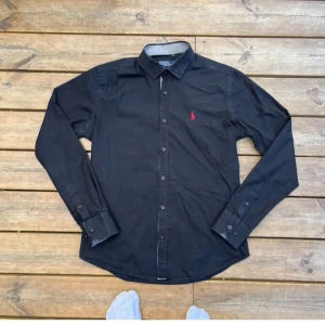 Ralph lauren skjorta - Tja säljer nu denna Ralph lauren skjorta i storlek M slim fit för 299 kr! Jätte bra skick, inga defekter. Skriv vid minsta fundering!