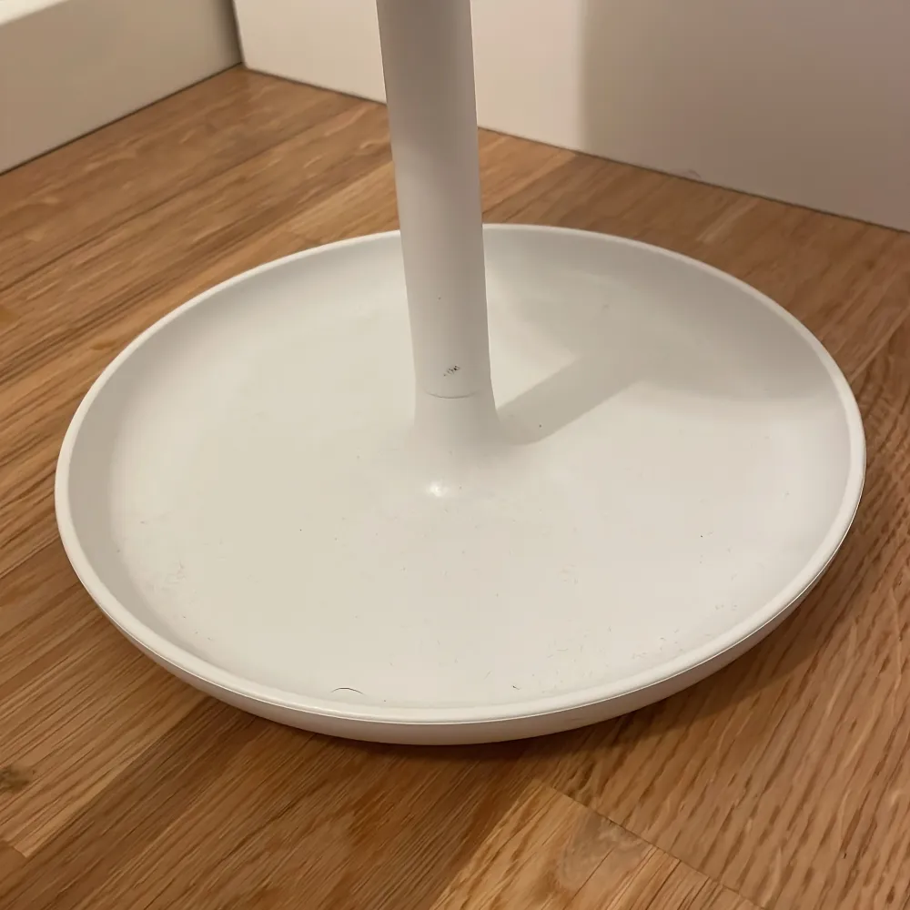 Säljer en smink spegel med lampor rund glaset, bra skick. Muu.