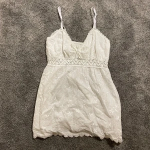 Spets linne - Säljer detta jättesöta spetslinne! Passar perfekt till finare tillfällen eller till vardags och axelbanden går att justera💖💖som ny