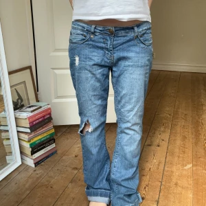 Utsvängda jeans - Så snygga, säljer för tkr de är lite för stora på mig. Midja ca 42, innerben 77. Enligt lapp strl UK14/ EU42 men skulle säga att de är en strl M. Jag är 161, passar på längre! 