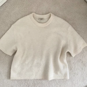 Stickad trekvartsärm tröja - Knappt använd krämvit trekvartsärmad tröja från Gina, säljer endast för att den tyvärr inte passar mig så bra. Passar allt från xs-m beroende på vilken passform man önskar 