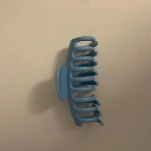 Blå hårklämma - Jättefin blå hårklämma! Tyvärr har en av piggarna har gått av! Det ser du på andra biden🥰