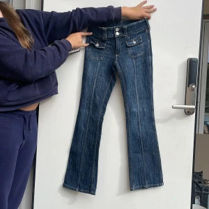 h&m jeans - säljer mina jätte snygga h&m jeans. andvända några få gången men skick som nya. jag är 154cm o de är lite korta på mig. 