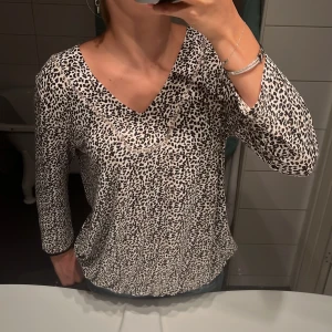 Leopard tröja trekvarsärmad - Trekvartsärmad Leopardtröja💕Säljer pga ingen användning, pris kan diskuteras💗