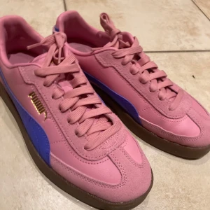 Helt nya puma sneakers💗💙 - Säljer dessa puma skor eftersom dom inte passar😔helt oanvända i storlek 38❤️pris kan diskuteras vid snabb affär🥰