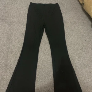 Svarta flare byxor - Jag säljer mina svarta flare byxor de är nya och oanvända de är flare och sköna