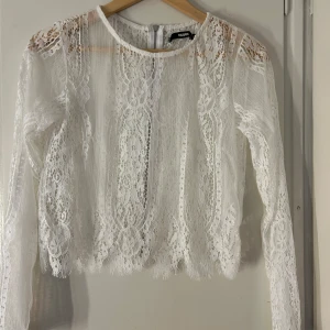 Vit spetsblus från Bik Bok - Säljer en oanvänd vit spetsblus från Bik Bok.