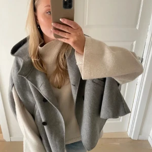 Cape liknande - Jättefin perfekt nu till hösten 💗lånade bilder från förra ägaren 💗 cape/poncho/jacka