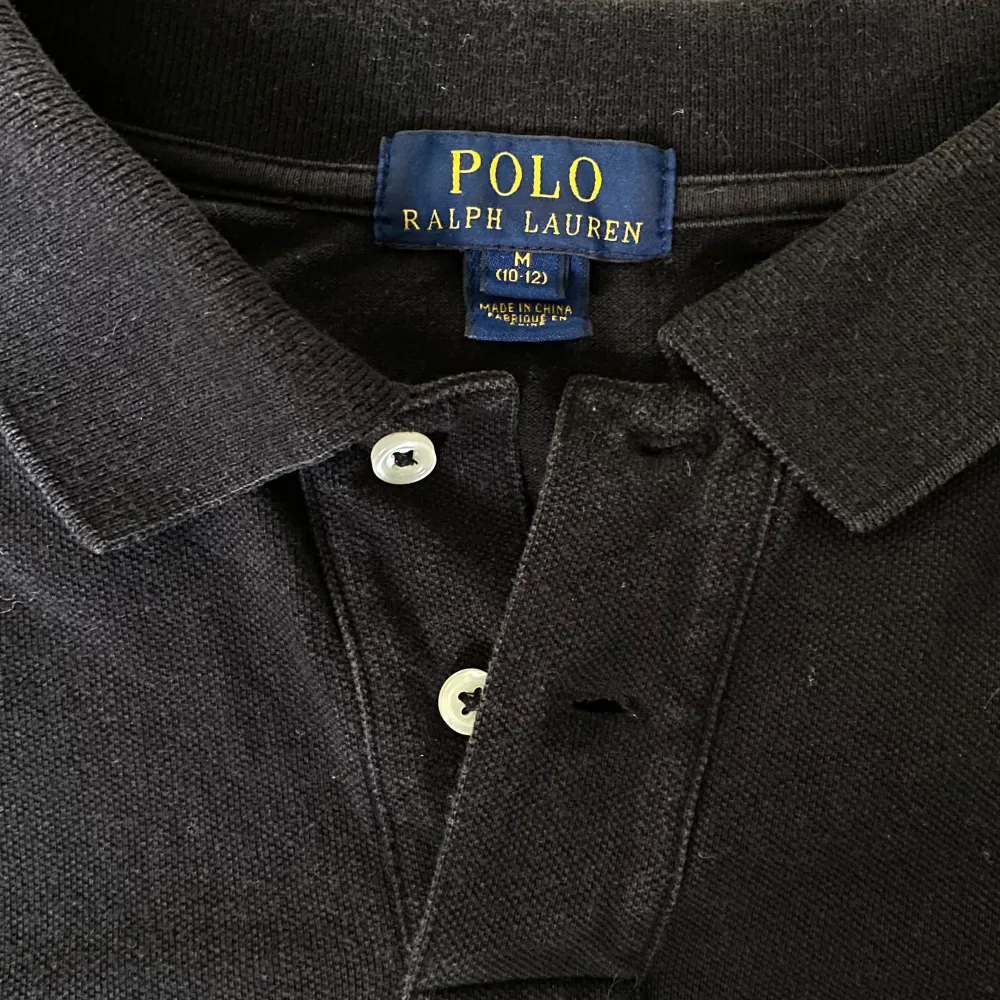 Säljer min svarta Ralph lauren piké i storlek 10-12 eftersom jag inte använder den så ofta. Den har inga defekter eller hål. Nypris runt 1000kr. Skick: 9/10. Den passar mig som är 161 cm lång. Passar även längder mellan det också. PRISET KAN DISKUTER. T-shirts.