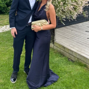 Balklänning  - Säljer min fina marinblåa student balklänning i storlek 36. Jag är 173 på bild, men går att sy upp!🥰 helt slutsåld och köpt för 2145kr! Mitt pris 1100kr