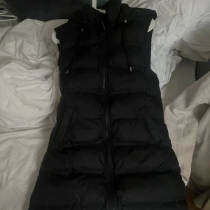 Väst - Säljer denna västen då den aldrig kommit till användning. Köpt för 2 år sedan för 750kr. Aldrig använt och prislappen sitter kvar på.