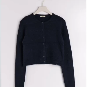 Stickad kofta - Mörkblå stickad kofta från Gina som är i nyskick💗ny pris är 400kr men säljer för 200kr