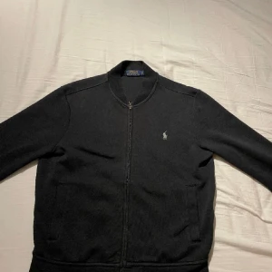 Ralph lauren zip tröja  - Säljer nu denna trendiga zip tröja, inte kommit till användning därav säljer jag den, cond 8.5/10, pris kan diskuteras. Om ni har fler frågor så kan ni kontakta mig