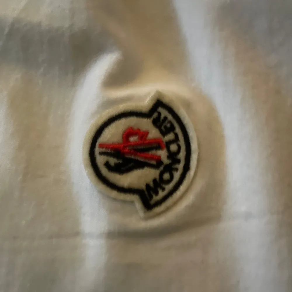 Säljer en moncler T-shirt  Storlek: xl men passar m/l Skick: bra skick då det inte finns några hål eller fläckar som inte går att ta bort . T-shirts.