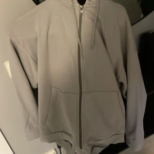 Hoodie - I mycket bra skick använd 2 gånger. I stolek XS, skriv för mer information 