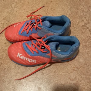 kempa handbollskor - köpte dom för ganska länge sedan men har knappt använt dom så dom är i bra skick