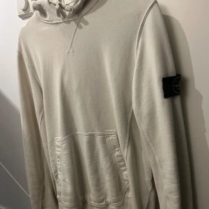 Stone island hoodie  - Storlek: medium Färg: vit Skick: bra Pris: 800kr (inte hugget i sten) 100% äkta, qr kod finns 