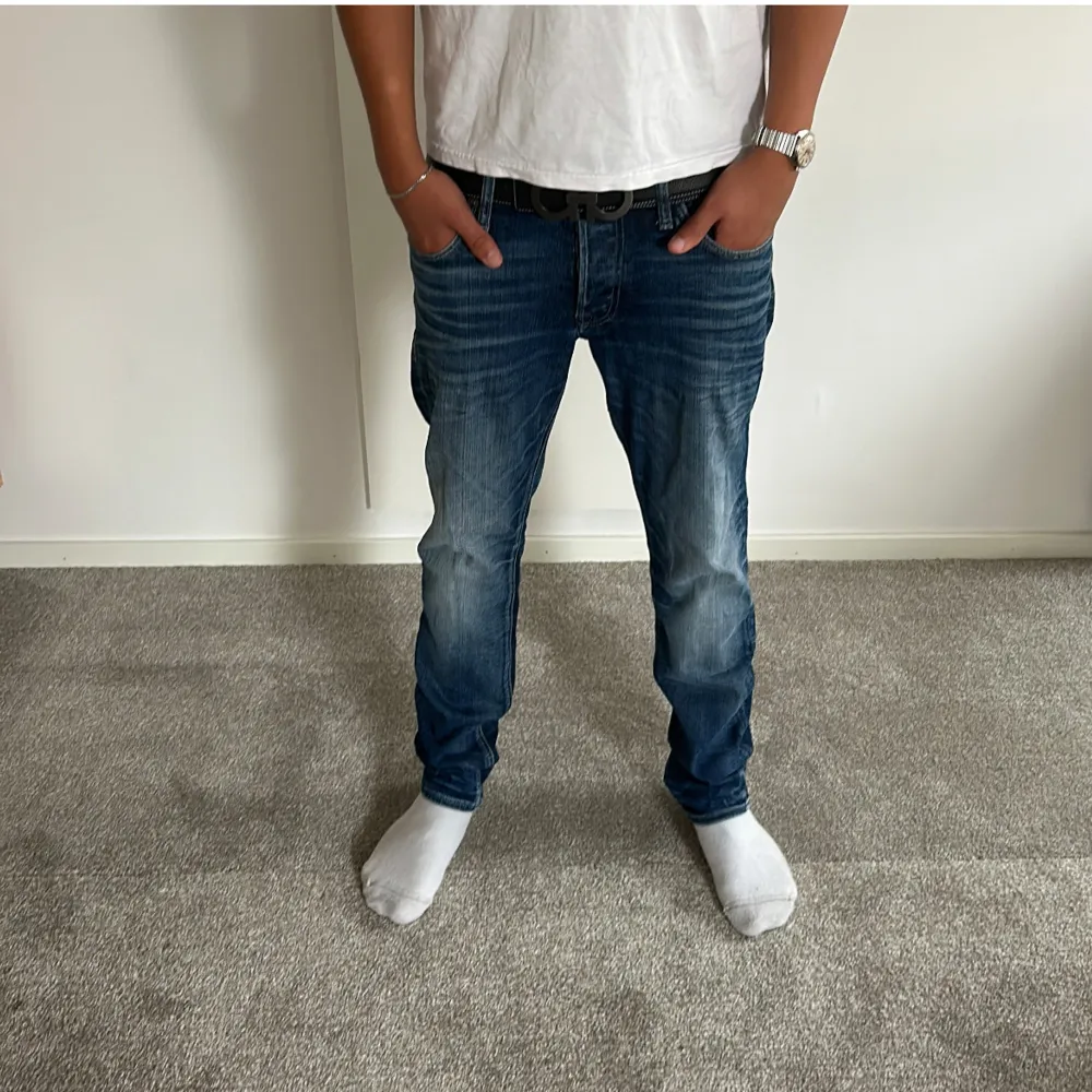 Skick 9,/10. Ett par riktigt feta washed likande jack and jones jeans, storlek 30/32 slim/tim. Modellen är 180 och väger 70 kilo. Säljer för endast 299. . Jeans & Byxor.