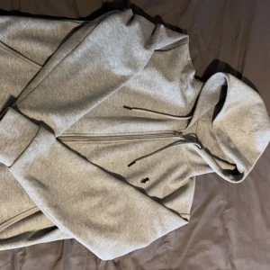 Polo Ralph lauren zip - En Ralph Lauren zip i storlek S, så gott som ny, endast använd 1 gång. Hör av dig vid intresse ‼️Pris kan diskuteras vid snabb affär 👊🏾