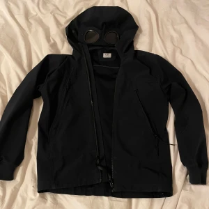 Cp-company windbreaker Xs - Riktig snygg windbreaker som sälj pågrund av att den inte längre används! Pris kan diskuteras vid snabb affär!