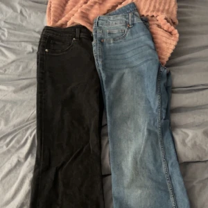 HM högmidjade flare jeans - Flare jeans från HM. Lite slitna längst ner men annars i bra skick. Båda paren säljs tillsammans.