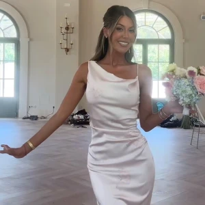 Adoore klänning  - Storlek 38 aldrig använd, lite tajt för mig som brukar ha 38 Nypris 1595