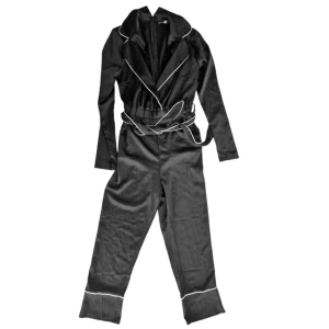 Bohoo tall jumpsuit - Jumpsuit i nyskick från Bohoo tall. Den är lite för kort för mig som är 183. Mått Längd: 140 cm Innerbenslängd: 67 Axlar: 41 cm