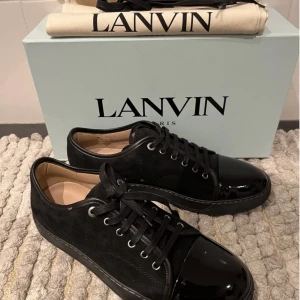 Lanvins - Tja, Säljer nu mina svarta lanvins. Storleken är uk 9 vilket motsvarar 43/44.Skicket är enligt mig 9/10 och dustbag, snören och box ingår! Hör av er vid intresse eller fler frågor!