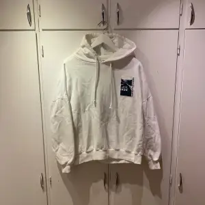 Trendig oversized hoodie med tryck. Tagit hand om väl. Är jättefin men använder inte för att jag har så mycket annat, men om du har några frågor är det bara att kontakta mig. 