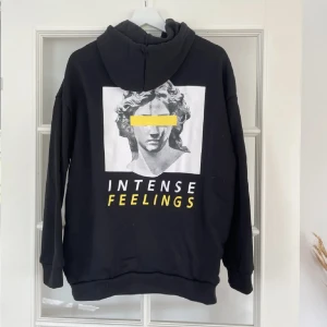 Hoodie med tryck - Hoodie från shein, tunn och aldrig använd. trycket på ryggen är som nytt och säljs endast pågrund av att den inte kommit till användning. storlek s, hör av er vid frågor eller intresse!🩷 30kr