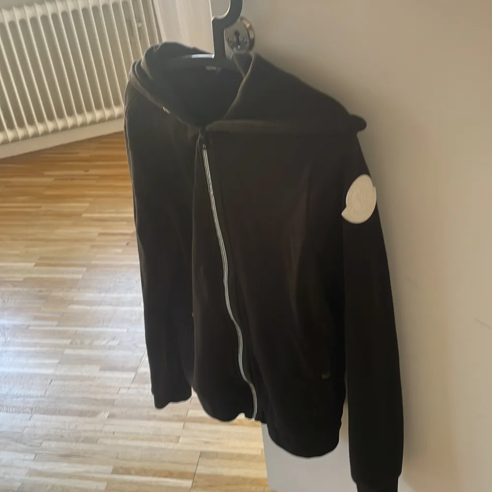 Storlek S skick 9/10 säljer pga av storleken. Hoodies.