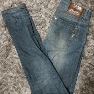 Dondup jeans - Säljer nu mina dondup jeans! Storlek W28 Jätte bra skick 9/10! Om du har någon fundering, prisförslag eller någonting du undrar över för du jätte görna fråga!