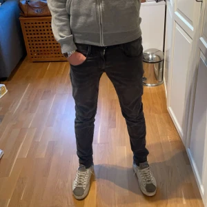 Replay anbass - Tjena, säljer nu mina feta mörk gråa replay anbass jeans eftersom att dom håller på att bli för små. Dom är W27 L32. Och passar mig som är 180 och väger 60. Nyköpta för 1299 men säljer såklart billigare. Skriv vid funderingar! Glöm inte att följa!!!