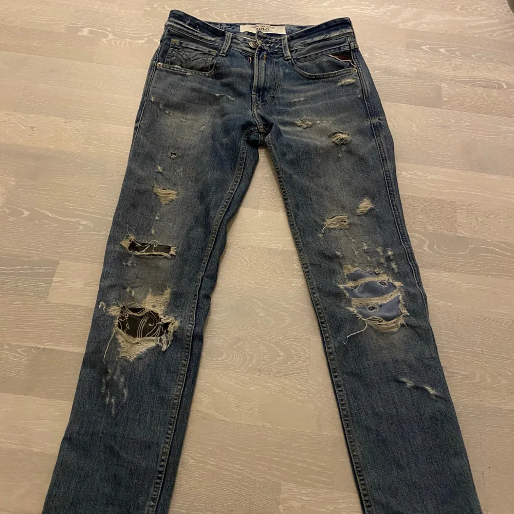 Sällsynta replay jeans med feta slitningar på fram och bak i stl32. Men har gått hål längst ner vid hälen (kan skicka fler bilder). Nypris ca 2800kr. . Jeans & Byxor.