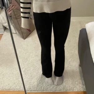 Svarta jeans  - Svarta bootcut jeans i storlek s  Lågmidjade