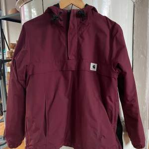 OT Carhartt WIP nimbus anorak vinterjacka Storlek S 100 % Nylon Varmfodrad. Nyskick. Använd fåtal gånger  900 inkl frakt  Nypris 2000 kr 