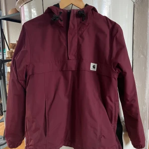 Carhartt WIP nimbus jacka  - OT Carhartt WIP nimbus anorak vinterjacka Storlek S 100 % Nylon Varmfodrad. Nyskick. Använd fåtal gånger  900 inkl frakt  Nypris 2000 kr 