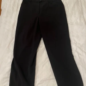 Vintage suit pants  - Bra skick inga defekter, vet inte vad de är för märke, lite vidare i passformen  Obs skulle säga att dessa är unisex som funkar både för män/kvinnor skickar mått i dm vid intresse då det inte står någon storlek